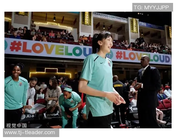 自由人对决飞翼的巅峰对抗赛谁能在战场上笑到最后